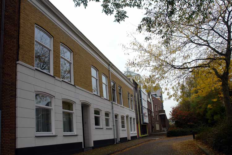 Voor de studiowoning is de Nieuwstraat, die vroeger doorliep naar de dijk.
