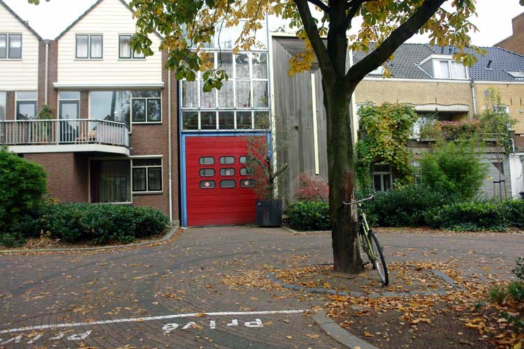 Exterieur aan de voorzijde van de studio | praktijkruimte in de Randstad en aan de rivier.
