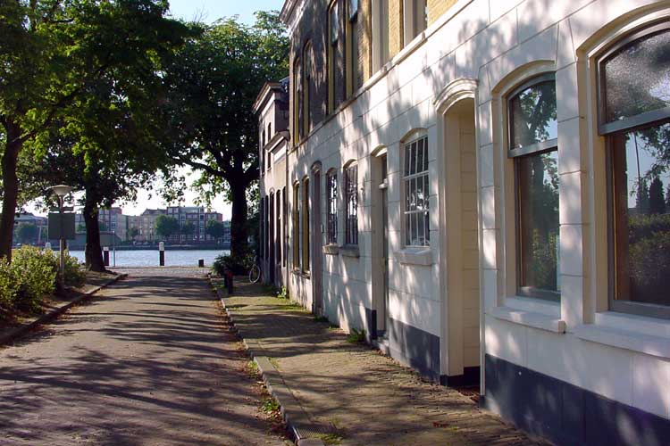 Exterieur aan de voorzijde van de studio | praktijkruimte in de Randstad en aan de rivier.